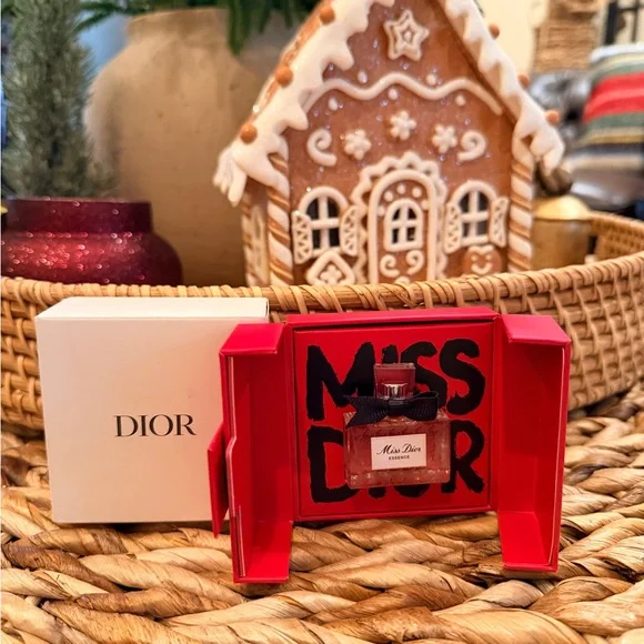 Christian Dior Miss Dior Essence perfume 5ml/.17 fl oz - Picture 1 of 4